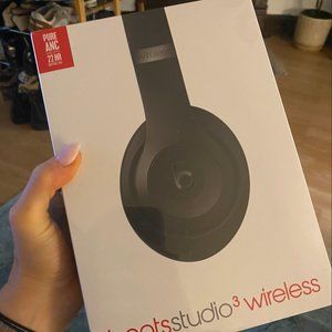 Beats Studio3 Wireless Headphones – The Beats Skyline Collection - Matte Black